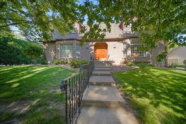 $579,000 | 2 Breckenridge Drive, Bloomington, IL 61701