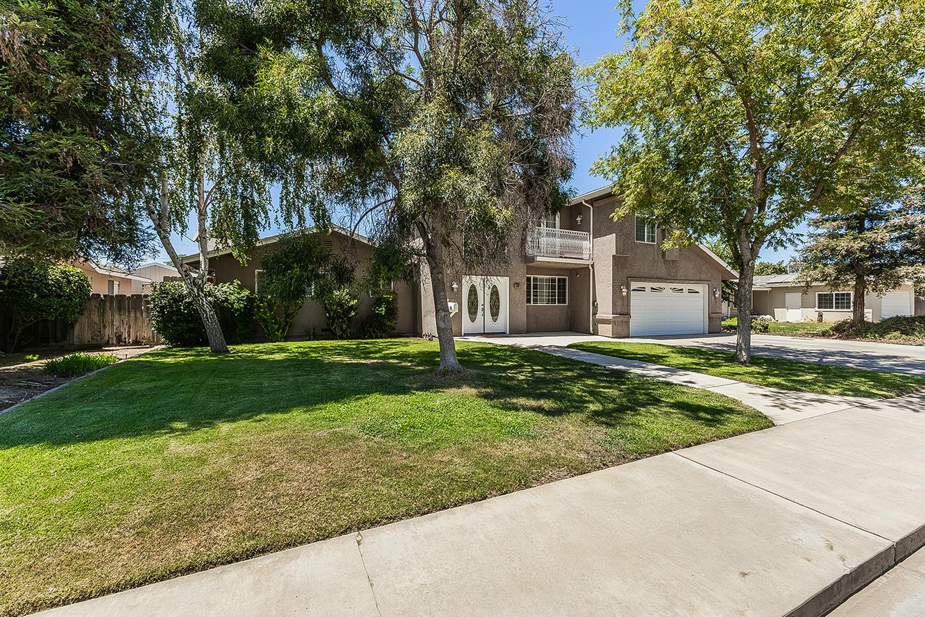 1563 South Klein Avenue Reedley, CA 93654 - Photo 66 of 81 a front view of house with yard and green space