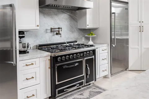 a view of a livingroom with furniture and windows