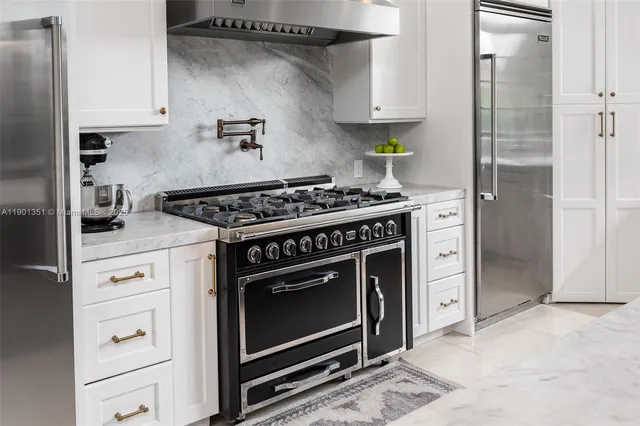 a view of a livingroom with furniture and windows