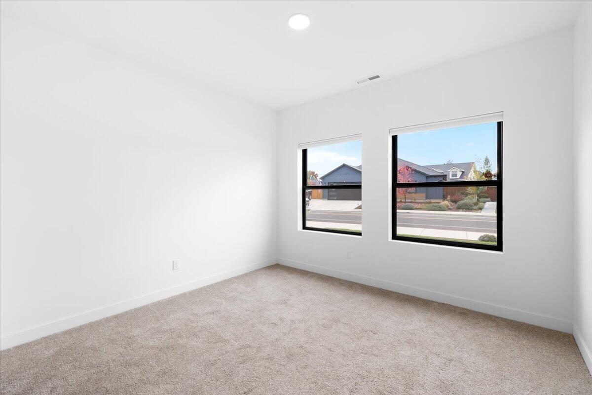 429 Arrowhead Trail Eagle Point, OR 97524 - Photo 6 of 31 Bed 2