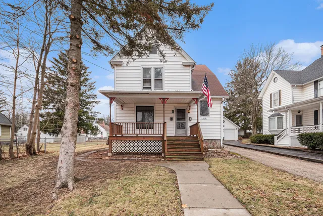 $199,900 | 919 Clay Street, Woodstock, IL 60098