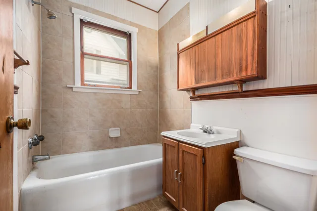 $199,900 | 919 Clay Street, Woodstock, IL 60098