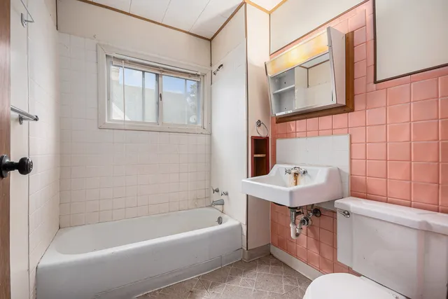 $199,900 | 919 Clay Street, Woodstock, IL 60098