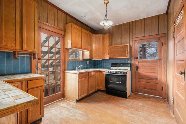 $199,900 | 919 Clay Street, Woodstock, IL 60098