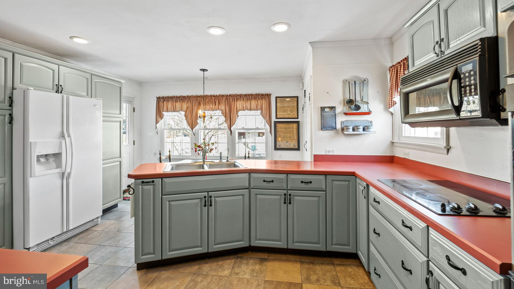 4 Locust Grove Road Pittstown, NJ 08867 - Photo 6 of 37 Kitchen