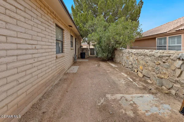 a view of a backyard