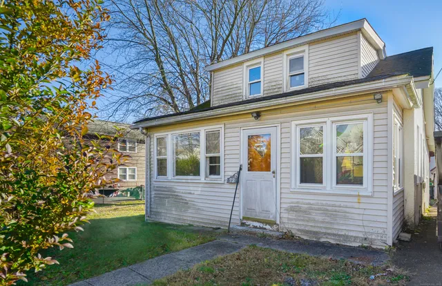 a view of front of a house with a yard