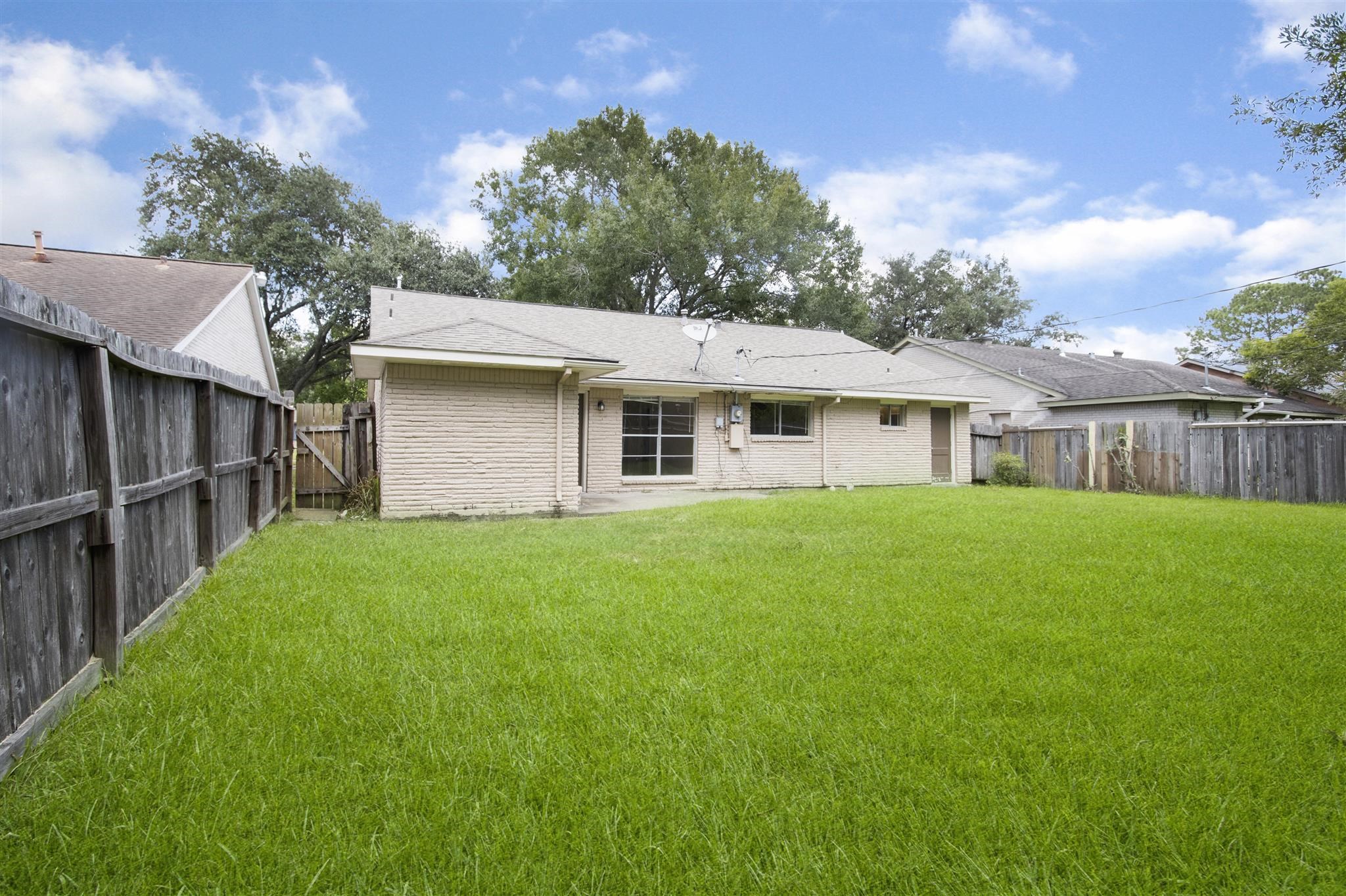 6019 Spellman Road Houston, TX 77096 - Photo 18 of 19 a front view of a house with a garden