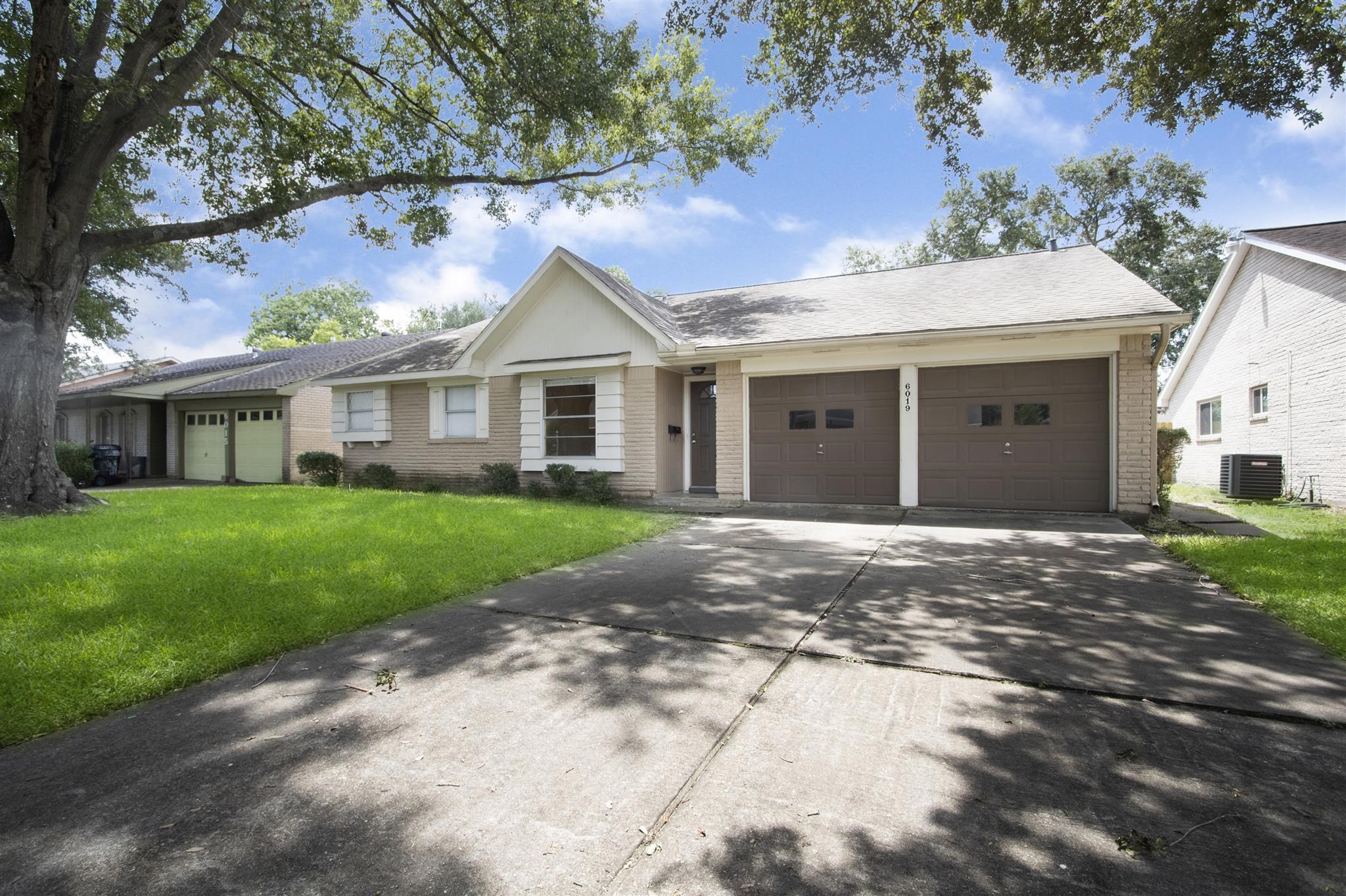 6019 Spellman Road Houston, TX 77096 - Photo 2 of 19 a view of a yard in front of house