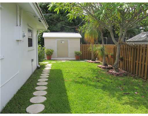 901 Northwest 16th Terrace Boca Raton, FL 33486 - Photo 24 of 25 BACKYARD/GARDEN