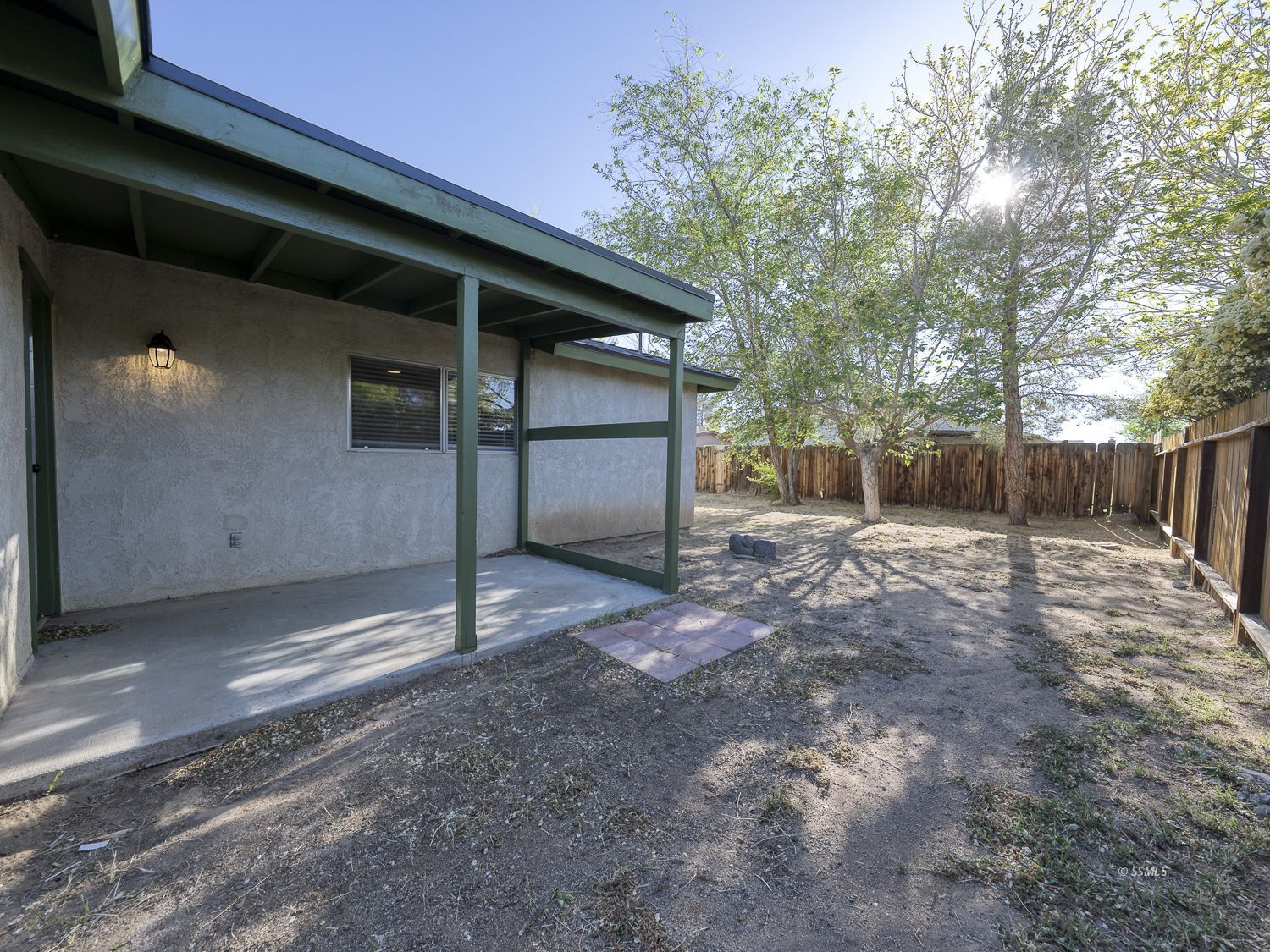 413 South Lincoln Street Ridgecrest, CA 93555 - Photo 33 of 34 a backyard of a house