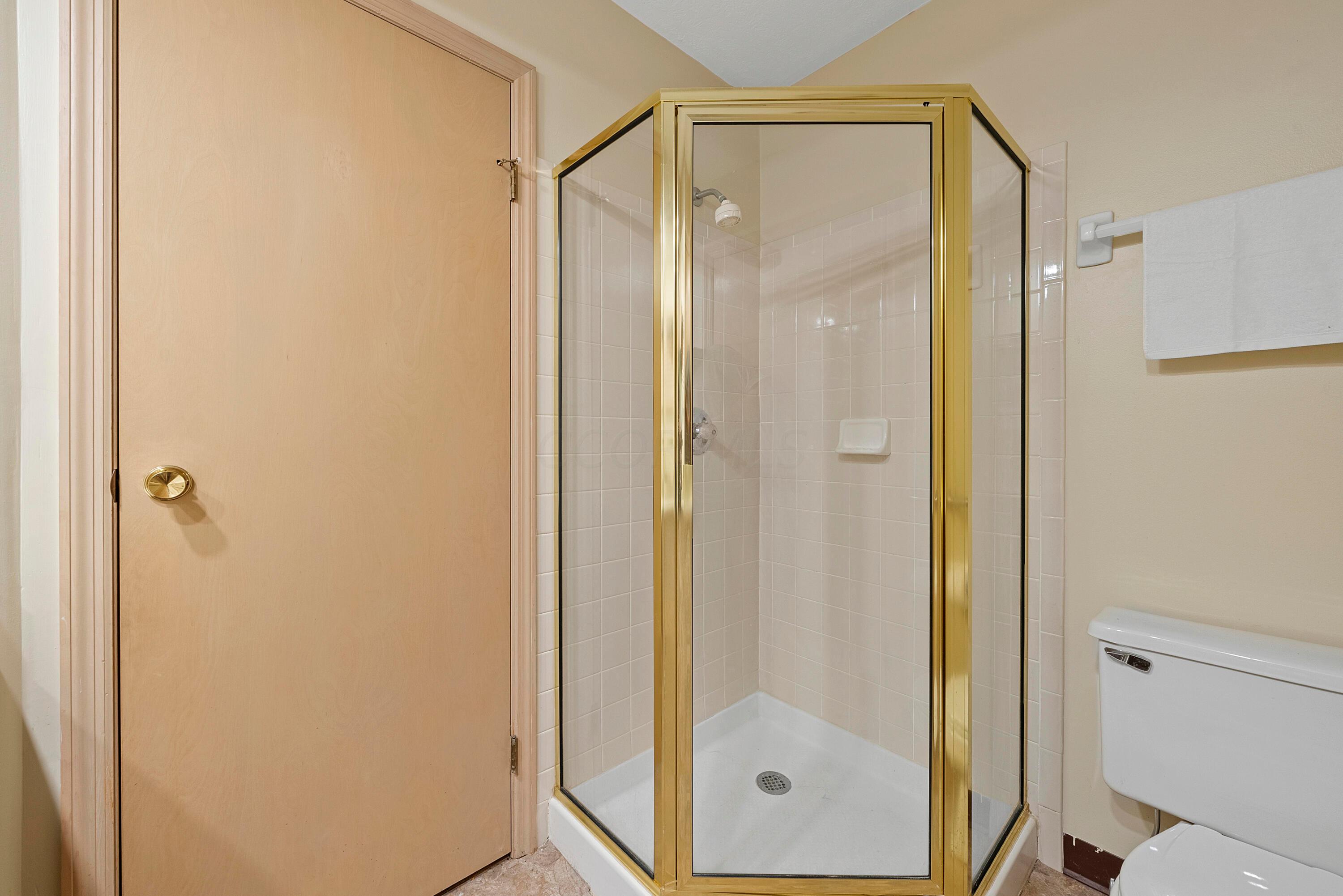 5814 Locbury Lane, Unit R Dublin, OH 43016 - Photo 16 of 25 Primary Bedroom En Suite