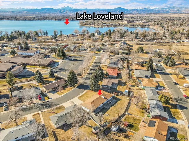 a picture of a book shelf