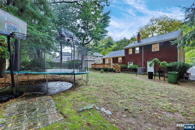 a view of a yard with a house