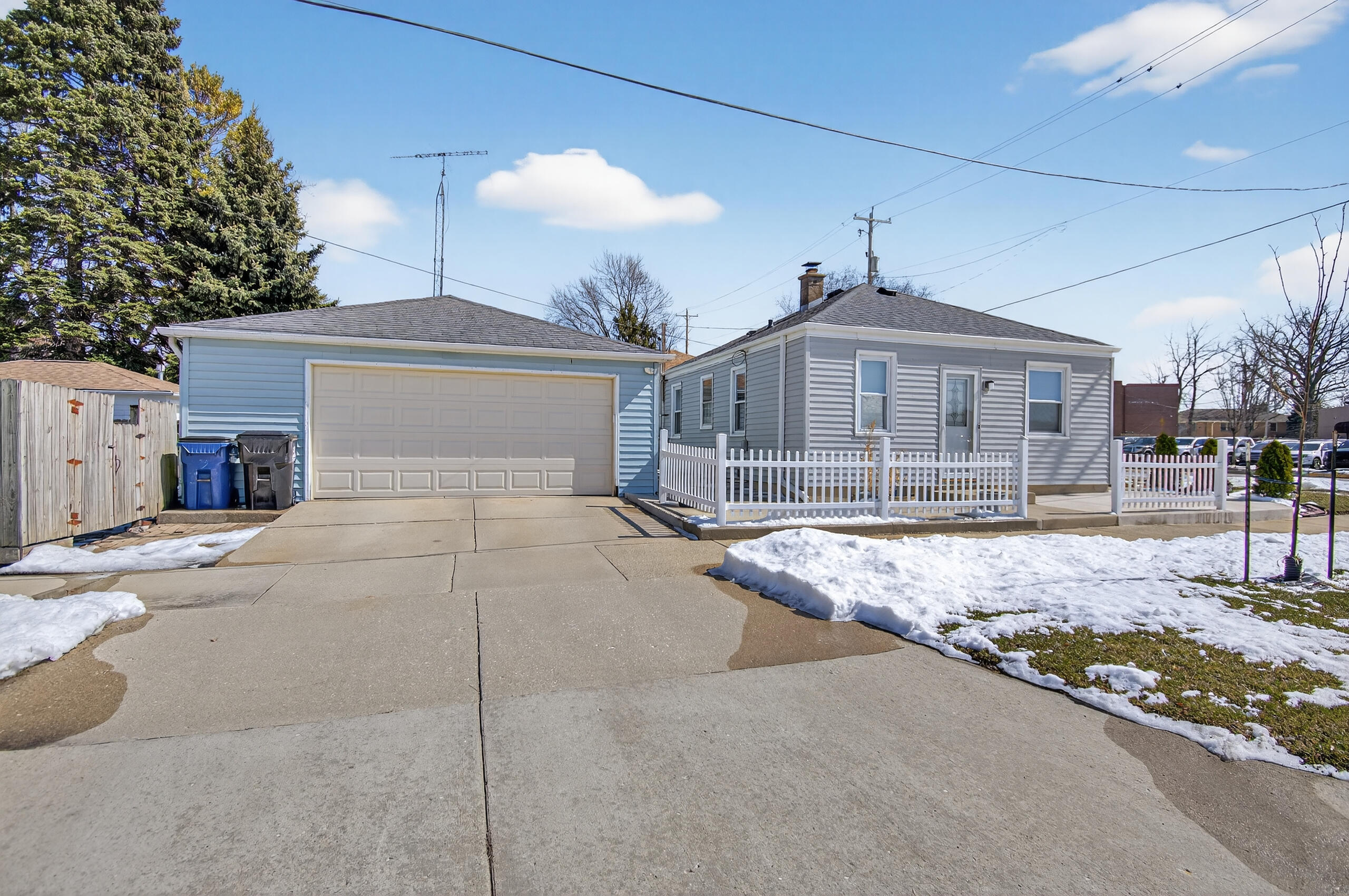 3316 Durand Avenue Racine, WI 53405 - Photo 4 of 23 DSC_7217