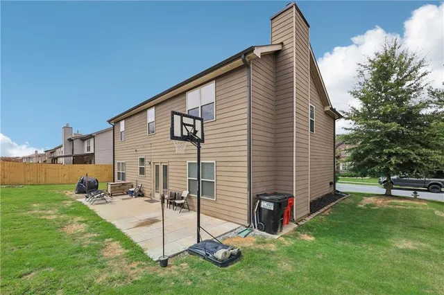 a view of a house with a yard