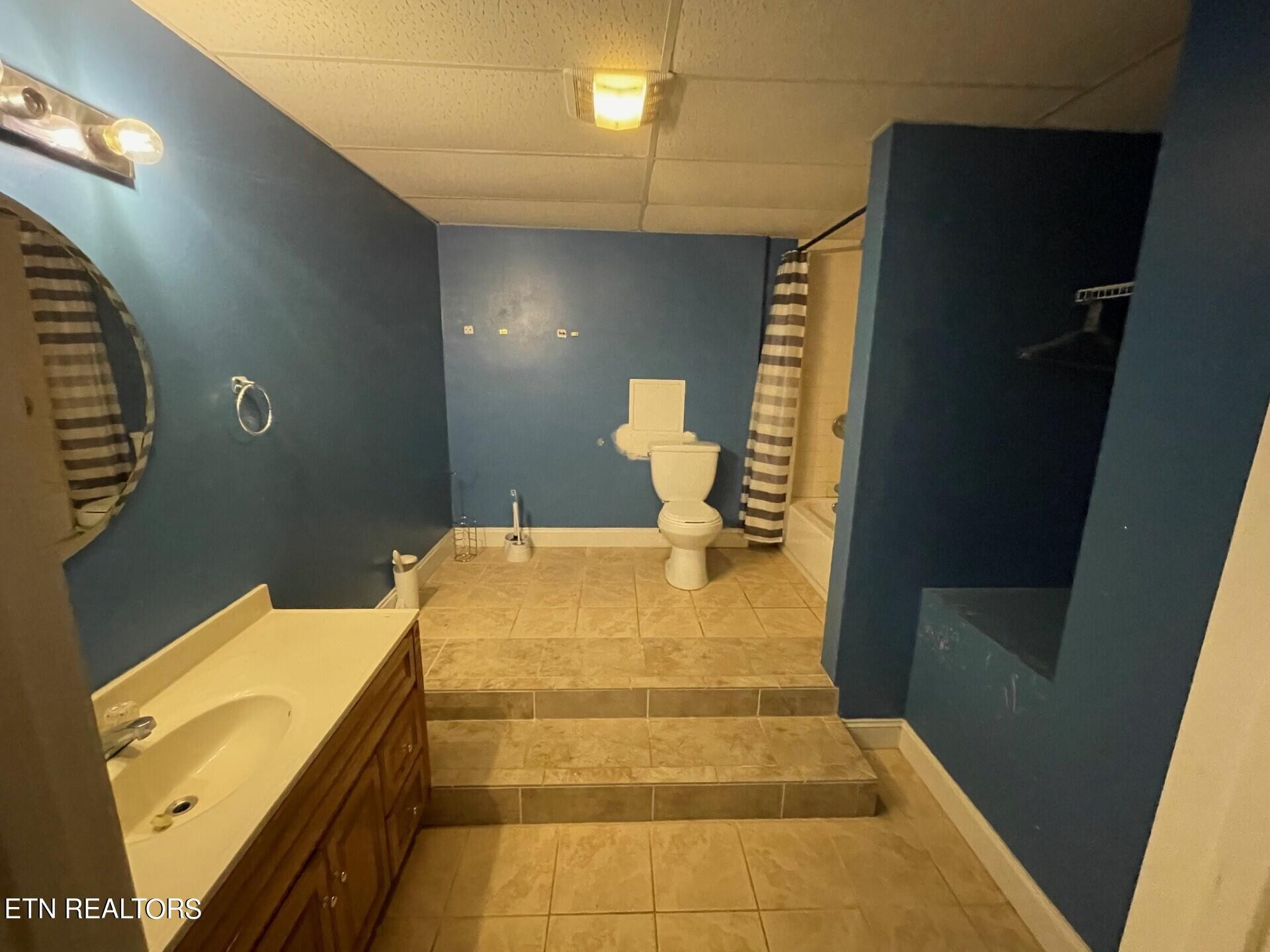 5409 Old Niles Ferry Road Maryville, TN 37801 - Photo 37 of 43 a bathroom with a bathtub