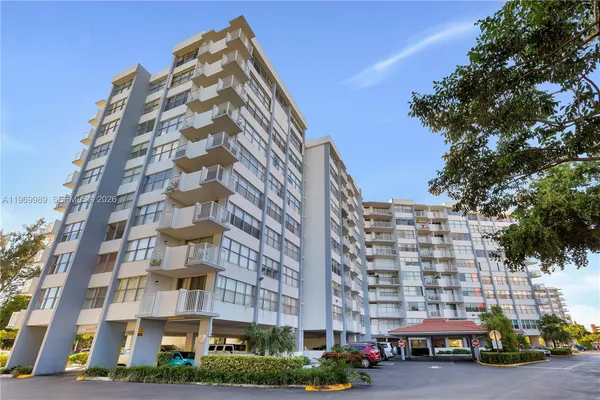 $1,650 | 1300 Northeast Miami Gardens Drive, Unit 819E, Miami, FL 33179