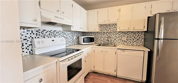 $1,650 | 1300 Northeast Miami Gardens Drive, Unit 819E, Miami, FL 33179