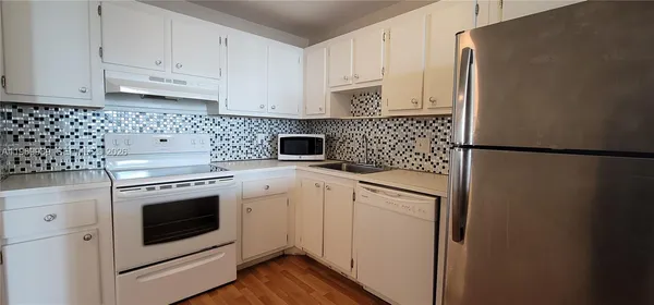 $1,650 | 1300 Northeast Miami Gardens Drive, Unit 819E, Miami, FL 33179