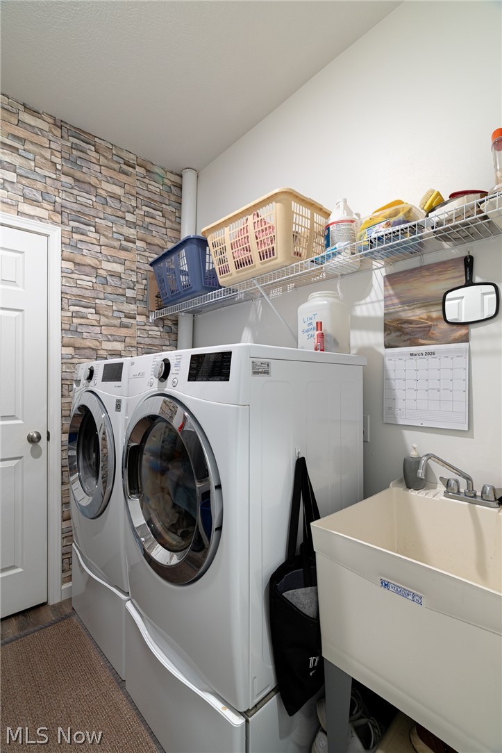 7462 Pearl Road Cleveland, OH 44130 - Photo 18 of 32 Laundry room featuring independent washer and dryer and slop sink