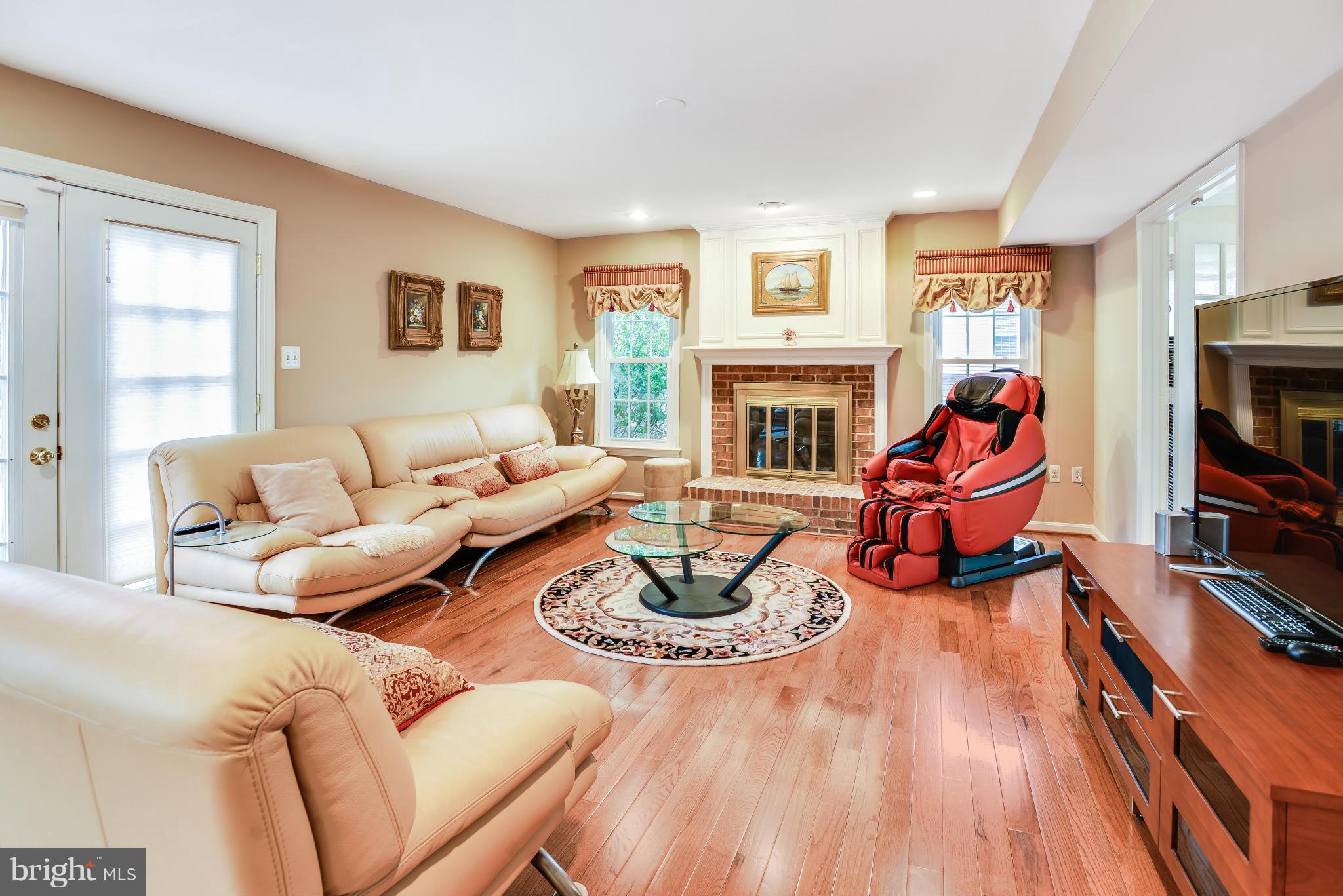 7724 Huntsman Boulevard Springfield, VA 22153 - Photo 9 of 30 Living Room