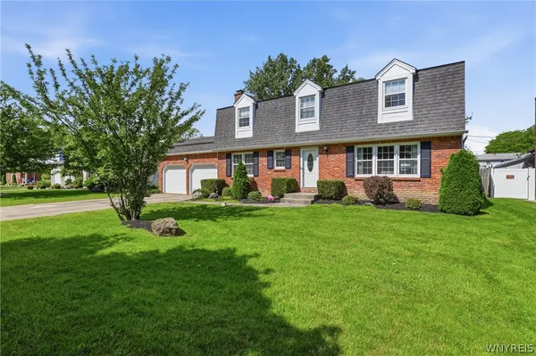 $439,999 | 85 Heritage Road East, Amherst, NY 14221