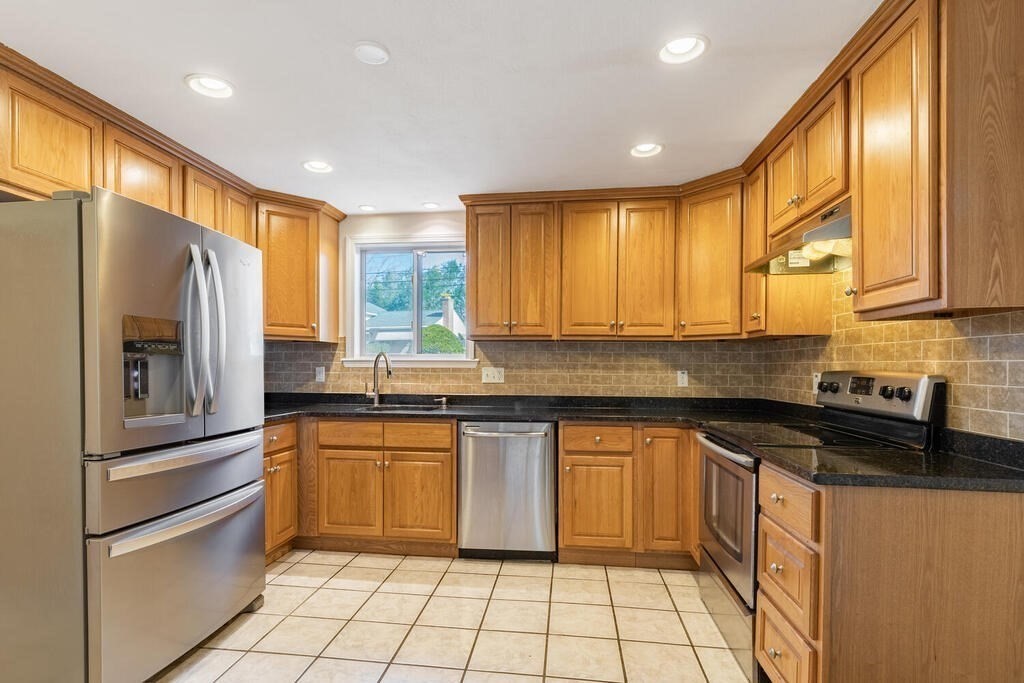 51 Crest Road Framingham, MA 01702 - Photo 18 of 38