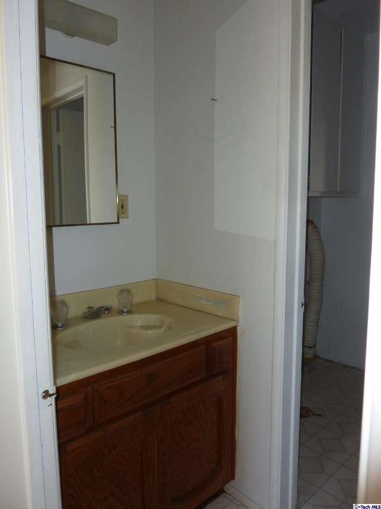 2712 Scott Road Burbank, CA 91504 - Photo 8 of 22