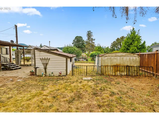 a view of a backyard