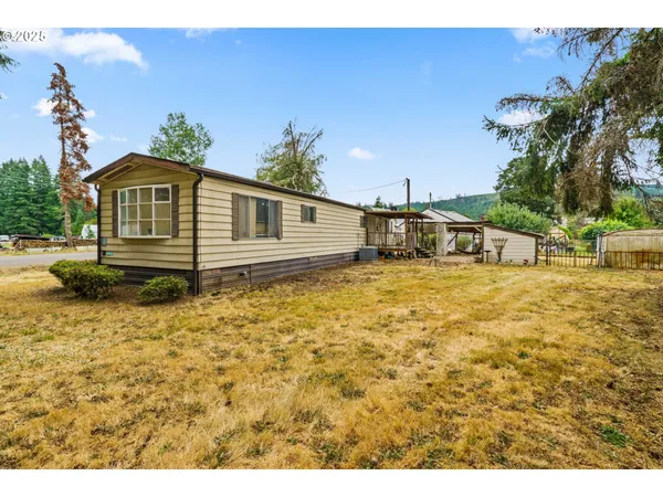 a view of a house with a yard