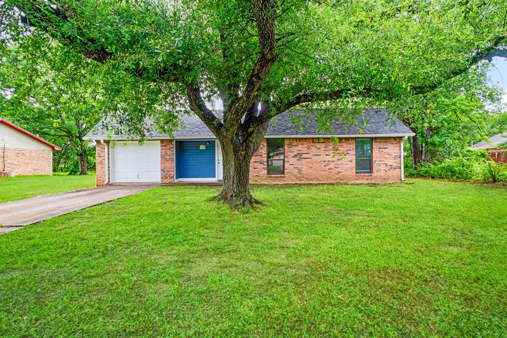 350 Town E Drive Reno, TX 75462 - Photo 2 of 16