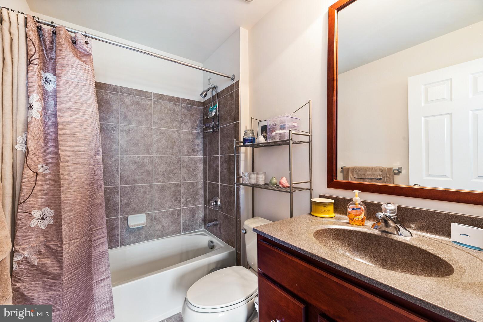 25414 South Riding Boulevard Chantilly, VA 20152 - Photo 17 of 25 Upper level full bath 1