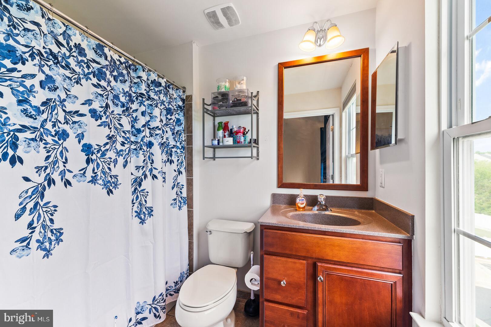 25414 South Riding Boulevard Chantilly, VA 20152 - Photo 21 of 25 Upper level full bath 2