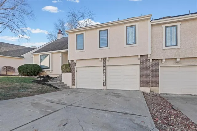$360,000 | 12521 West 85th Terrace, Lenexa, KS 66215