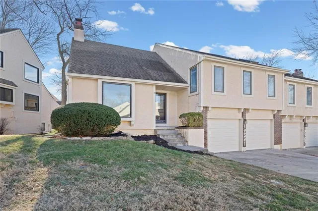 $360,000 | 12521 West 85th Terrace, Lenexa, KS 66215