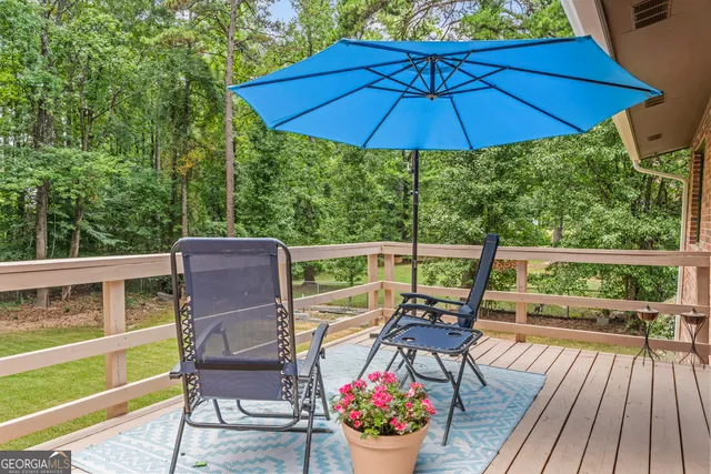 a view of a house with backyard and sitting area