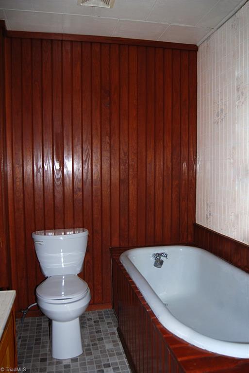 429 Hege Road Lexington, NC 27295 - Photo 18 of 29 Master bath with enclosed claw foot tub in good condition.