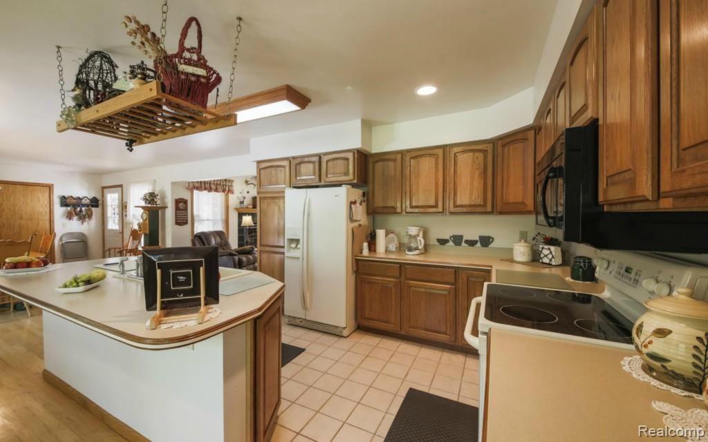 5713 Dutcher Road Howell, MI 48843 - Photo 13 of 33 Large kitchen island