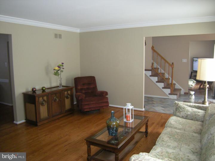 117 Beech Avenue Springfield, PA 19064 - Photo 3 of 22 Living Room