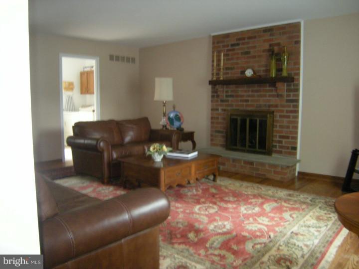 117 Beech Avenue Springfield, PA 19064 - Photo 8 of 22 Family Room