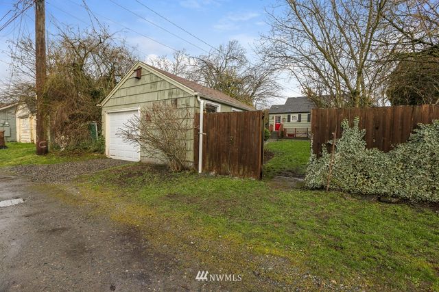 a view of a yard in front of house
