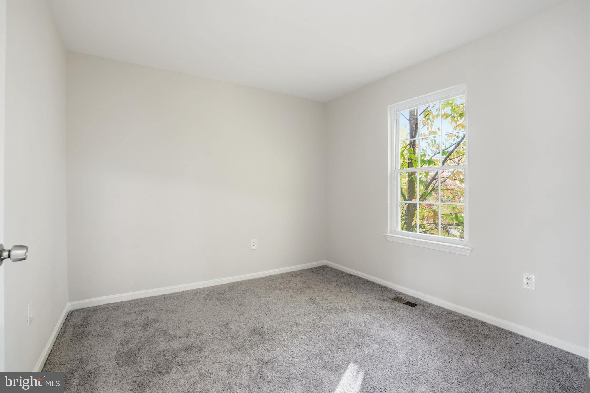 13357 Pelican Road Woodbridge, VA 22193 - Photo 37 of 48 an empty room with windows