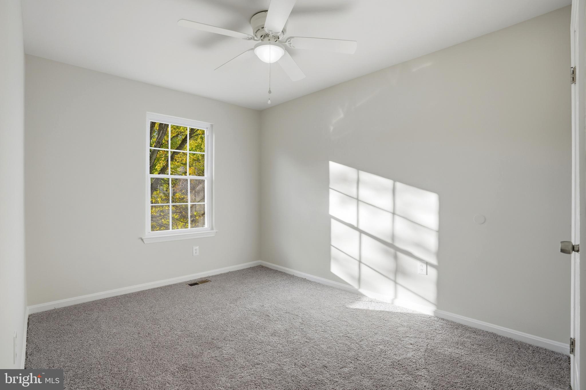 13357 Pelican Road Woodbridge, VA 22193 - Photo 38 of 48 an empty room with windows and closet