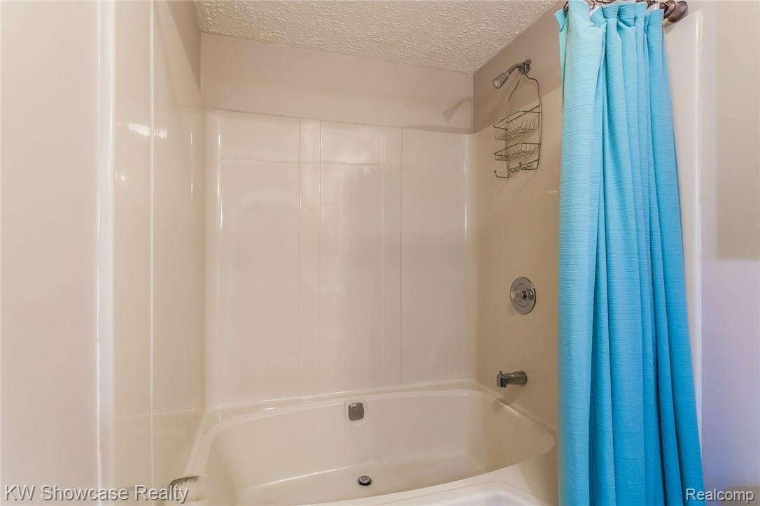 5317 Wayne Road White Lake, MI 48383 - Photo 27 of 42 027-3732581-medium.jpg