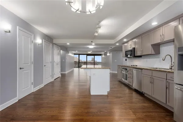 $305,000 | 600 Admiral Boulevard, Unit 601, Kansas City, MO 64106