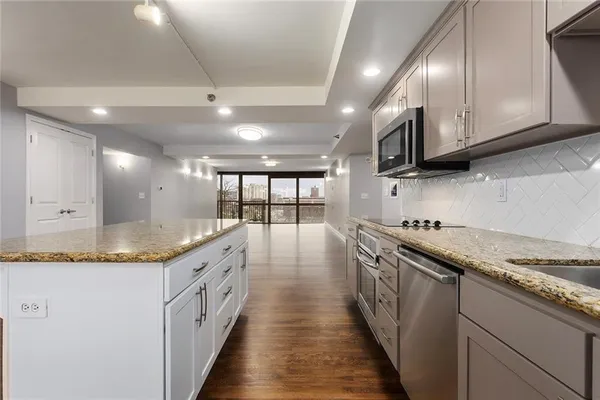 $305,000 | 600 Admiral Boulevard, Unit 601, Kansas City, MO 64106