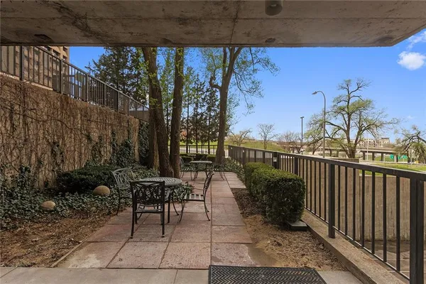 $305,000 | 600 Admiral Boulevard, Unit 601, Kansas City, MO 64106