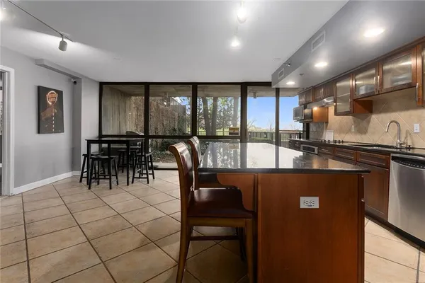 $305,000 | 600 Admiral Boulevard, Unit 601, Kansas City, MO 64106